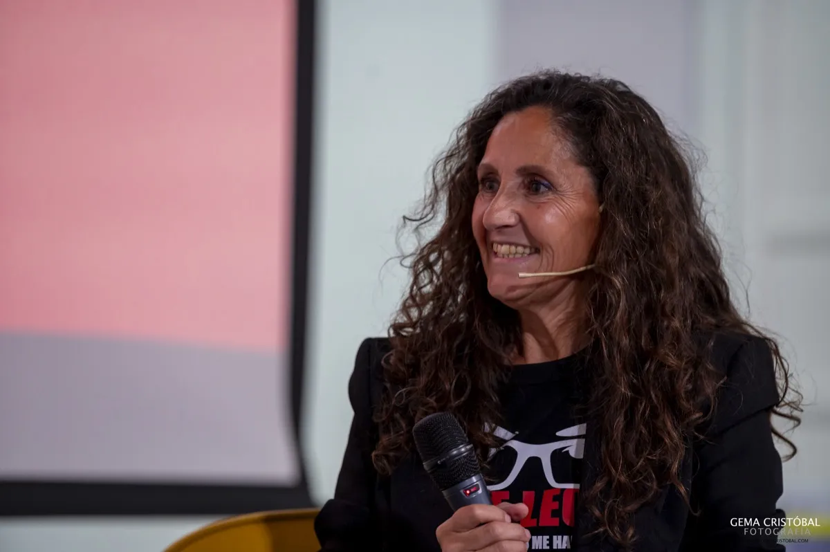 Montse Chinchilla hablando en evento corporativo — MC Mentoría